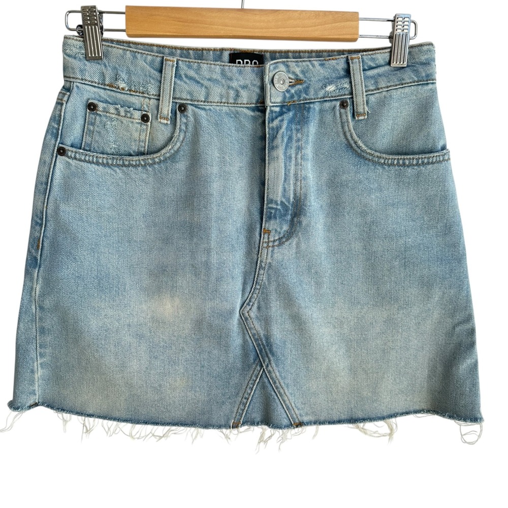 Urban‎ Outfitter BDG Denim Mini Skirt Frayed Hem LightWash Casual Classic Medium
